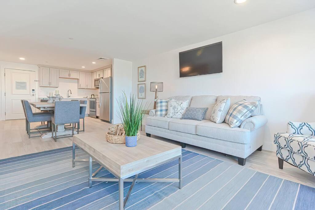 Downtown Plymouth Waterfront Luxury Condos Экстерьер фото